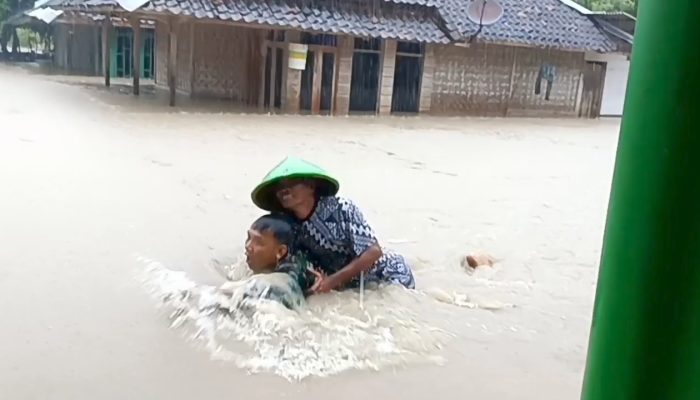 Aksi Heroik Babinsa Mekarsari Selamatkan Seorang Kakek Yang Nyaris Terbawa Banjir