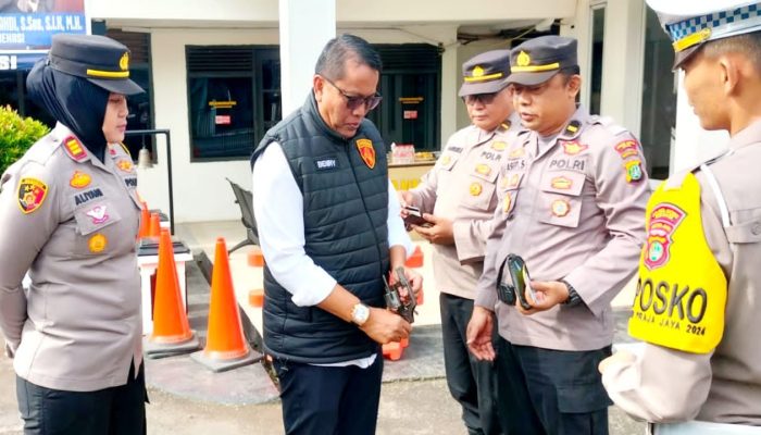 Propam Polres Metro Bekasi  Lakukan Sidak, Cek Kelengkapan Anggota Polsek Kedung Waringin