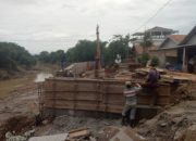 Hindari Longsor, Pemkab Bekasi Bangun Jalan Dan Dinding Penahan Tanah Pinggir Kali Cibeet