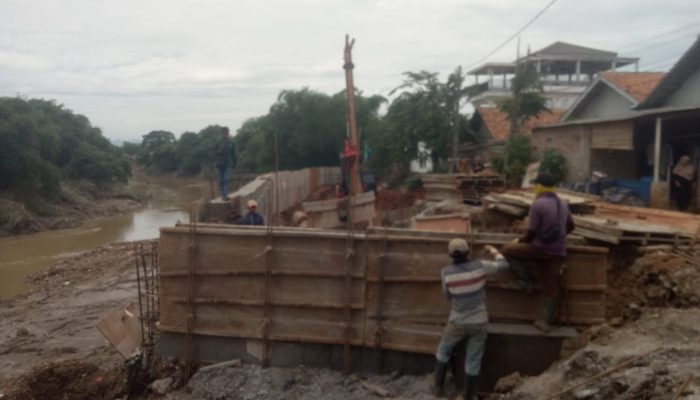 Hindari Longsor, Pemkab Bekasi Bangun Jalan Dan Dinding Penahan Tanah Pinggir Kali Cibeet