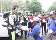 Pantau Jalur Pantura, Kapolres Situbondo Patroli Sambil Berbagi Nasi untuk Pekerja di Wisata Pasir Putih