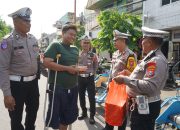 Jumat Berkah Polres Probolinggo Kota Berbagi Ratusan Nasi Bungkus di Pasar Baru