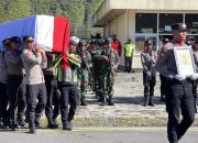 Gugur dalam Tugas, Jenazah Bripka Anumerta Ronald M. Enok Diterbangkan ke Jayapura dan Dimakamkan di Sentani.