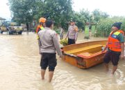 Sinergitas Polisi dan TNI Tanggap Bencana Sigap Bantu Warga Terdampak Banjir di Ngawi.