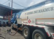 Terpantau Dengan Jelas Transportir PT Krisma Dwi Makmur Menyalurkan BBM Jenis Solar Industri Ke Kepelabuhan Kejawanan Cirebon.