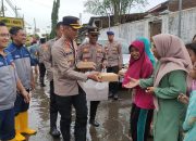 Polres Pasuruan Kota Evakuasi Warga Terdampak Banjir dan Beri Bantuan 1000 Nasi Kotak.