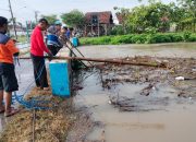 Tanggap Bencana, Polisi Bersama TNI dan Warga Bersihkan Sampah di Aliran Sungai Kali Ulo Magetan.