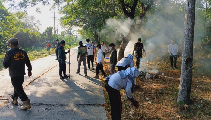 Kodim 0509/ Bekasi Dan Koramil 08/Lemah Abang Gotong Royong Bersama Warga Dalam Giat Karya Bakti 2025