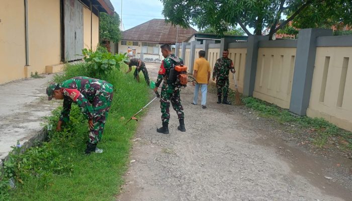 Babinsa Cipayung Koramil 08/Lemah Abang Laksanakan Karya Bakti Bersihkan Gulma di Sepanjang Jalan Kp. Rancaiga Bersama Warga 