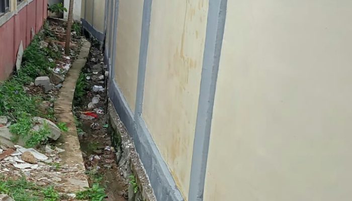 Warga Pertanyakan Pemagaran SDN Hegarmanah 03 Cikarang Timur Diatas Pasangan Saluran Air