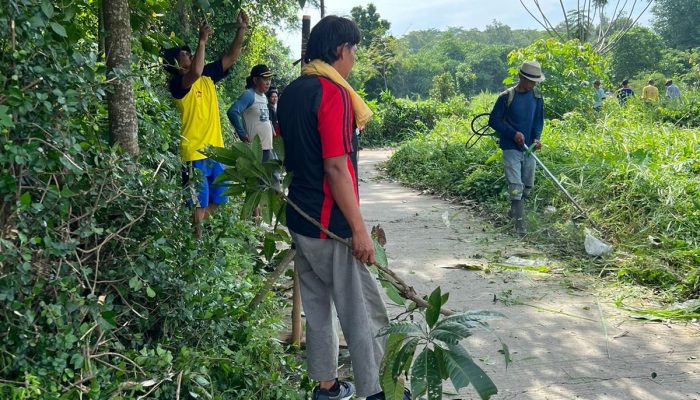 Sekdes Labansari Ajak Perangkat Desanya Keja Bakti Bersihkan Lingkungan Bersama Warga Masyarakat