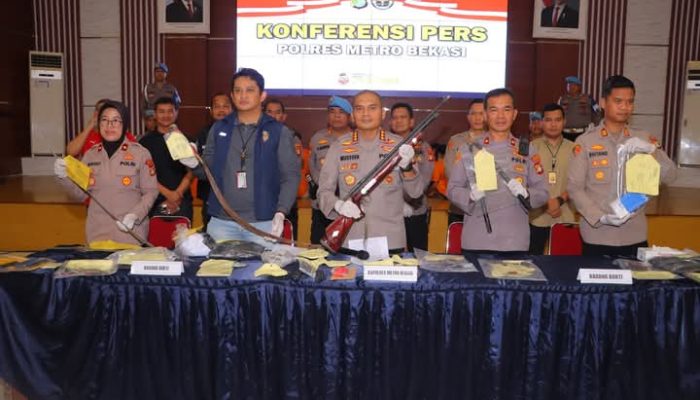 Kapolres Metro Bekasi Pimpin Konferensi Pers Kasus Pengeroyokan dan Penganiayaan yang Mengakibatkan Korban Tewas di Babelan