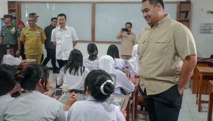 Sekdisdik Jabar Dampingi Menpora Kunjungi Hari Pertama Program MBG di Jawa Barat