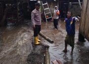 Polres Kediri Gercep Tangani Banjir, Pasang Police Line di Jembatan Putus Untuk Keselamatan Warga.