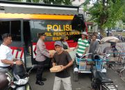 Jumat Berkah,Polresta Banyuwangi Berbagi Nasi Kotak untuk Warga Masyarakat.
