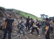 Gotong Royong Polres Kediri Bersama TNI dan Warga Pasang Bronjong di Lokasi Banjir.