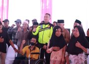 Patroli Jarak Jauh Naik Motor Kapolda Jatim Beri Bantuan Sembako Untuk Warga di Malang.