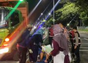 Aksi Heroik Anggota Polres Bangkalan Tolong Ibu Melahirkan di Dalam Truk Saat Melintasi Jembatan Suramadu.