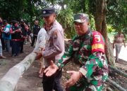 Sinergi, Polisi Bersama TNI dan Warga Bersihkan Sisa Material Banjir di Probolinggo.