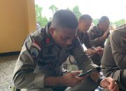 Momen Haru Keluarga Personel Ops Damai Cartenz-2025 Beri Dukungan Lewat Udara.