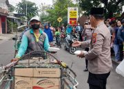 Jumat Berkah, Polisi Berbagi Nasi Kotak untuk Warga di Sidoarjo.