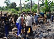 Kompak, Polisi dan TNI bersama Warga Pasang Bronjong Antisipasi Banjir Susulan di Situbondo.