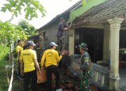 Sinergitas Polisi bersama TNI di Kediri, Gelar Baksos Bantu Warga Terdampak Bencana Alam.