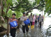 Polres Situbondo dan Bhayangkari Salurkan Bantuan kepada Warga Terdampak Banjir.