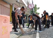 Tanggapi Keluhan Masyarakat, Polres Jember Gelar Kerja Bhakti Bersihkan Tumpukan Sampah.