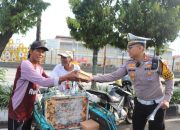 Operasi Keselamatan Semeru di Jumat Berkah Polres Tuban Ajak Masyarakat Tertib Lalin Dengan Berbagi Nasi Kotak.