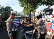 Momen Valentine, Polres Trenggalek Sosialisasi Tertib Lalin dengan Bag-bagi Coklat dan Boneka.