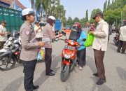 Operasi Keselamatan Semeru 2025 Polres Madiun Beri Helm dan Souvenir bagi Pengendara Tertib.