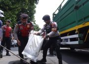 Harkamtibmas, Polres Situbondo Patroli Sambil Tambal Jalan Berlubang.