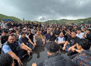 Momen Kapolresta Malang Kota Basah Kuyup, Duduk Bersila Ngobrol Bareng Mahasiswa Saat Suarakan Aspirasi.