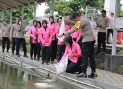 Tebar Benih Nila, Waka Polres Jember Tandai Launching Penguatan Program Pekarangan Pangan Lestari.