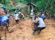 Kompak, Polisi bersama TNI dan BPBD Tangani Longsor yang Menimpa Rumah Warga.