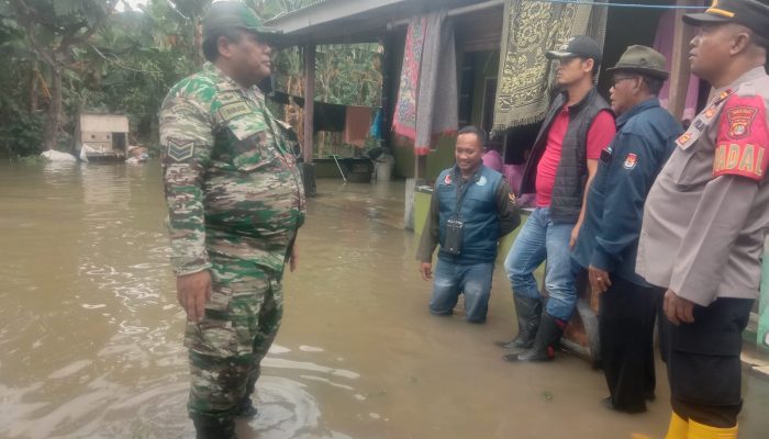 FORKOFINCAM Pebayuran Cek Kondisi Warga Yang Terdampak ,Genangan Air Akibat Luapan Kali Kiwing.