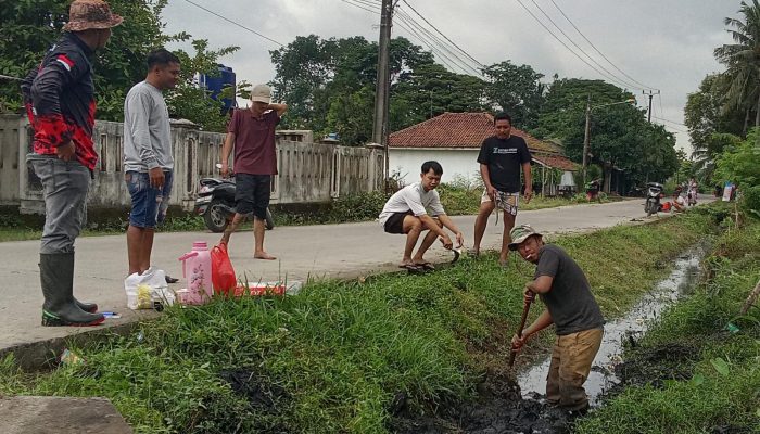 Paguyuban Tereuh Gandaria Desa Cipayung Cikarang Timur adakan Giat Gorol Rutin Kebersihan Lingkungan.