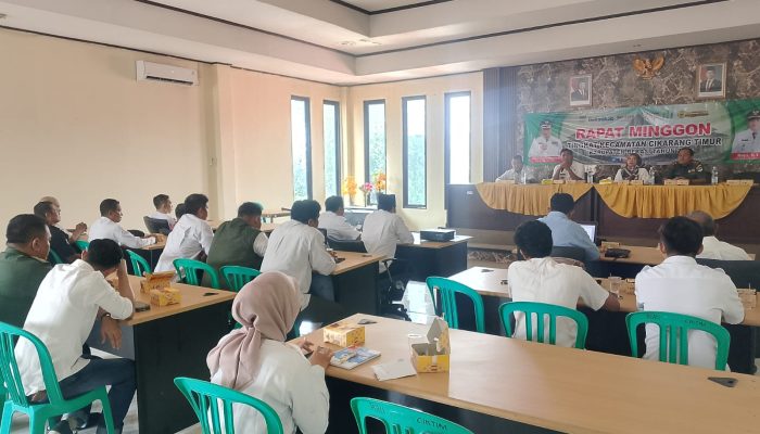 Danramil 08/ Lemah Abang Beserta Babinsa Hadiri Rapat Minggon Kecamatan Cikarang Timur