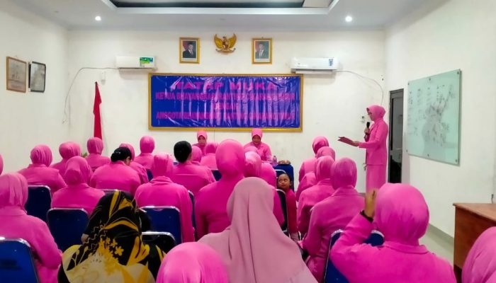 Ketua Ranting Bhayangkari Cikarang Timur Menggelar Acara Tatap Muka Bersama Anggota Ranting Bhayangkari Cikarang Timur.