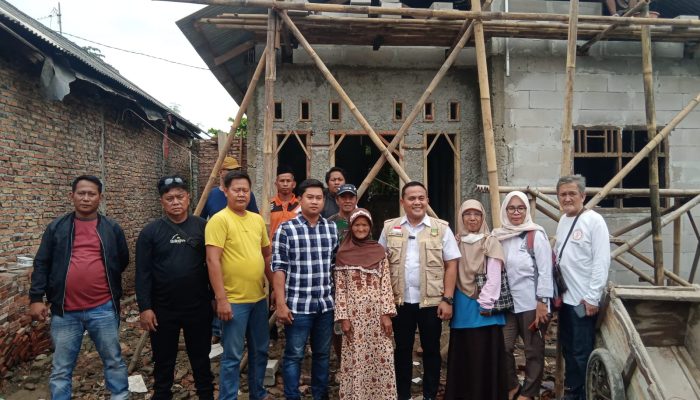 Sekcam Cikarang Timur Tinjau Pembangunan Rumah Ibu Dasem (Bantuan Rutisae Baznas Kabupaten Bekasi)