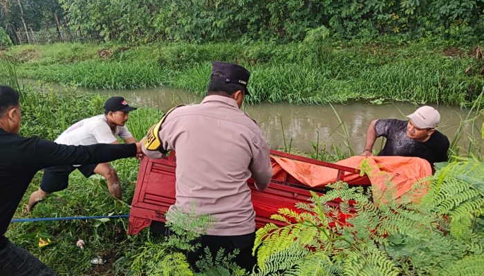 Bhabinkamtibmas Desa Karangpatri Evakuasi Cator Yang Terperosok Masuk Kali