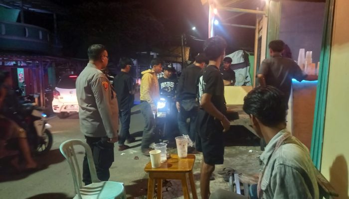 Antisipasi Aksi Kenakalan, Tim Patroli Polsek Pebayuran Bubarkan Sekelompok Remaja Yang Sedang Nongkrong Hingga Larut Malam