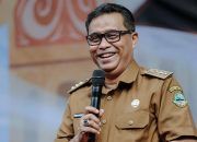 Plh Kadisdik Jabar Serahkan Sertifikat Asesmen TOEIC Kepada Fuad Siswa SMK Karya Guna 2 Bekasi