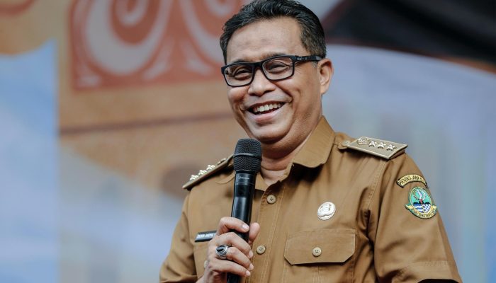 Plh Kadisdik Jabar Serahkan Sertifikat Asesmen TOEIC Kepada Fuad Siswa SMK Karya Guna 2 Bekasi