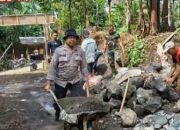 Polisi dan TNI Bersatu Padu Bangun Jalan di Dusun Melambing Lumajang.