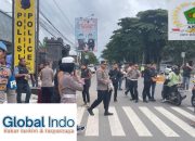 Peduli Sesama, Kapolres Rembang dan Anggota Satreskrim Berbagi Takjil di Depan Mapolres.