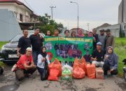 Media Nuswantoro Pos Bersama RSB dan Komunitas Semar berbagi 600 Takjil di Jalan Dr. Ir. H. Soekarno Surabaya.