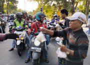 Aliansi Madura Indonesia Kembali Gelar Aksi Berbagi Takjil di Depan Balai Kota Surabaya.