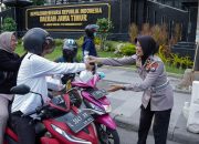 Berbagi Takjil Jelang Buka Puasa, Ditlantas Polda Jatim Ajak Masyarakat Tertib Berlalu Lintas.